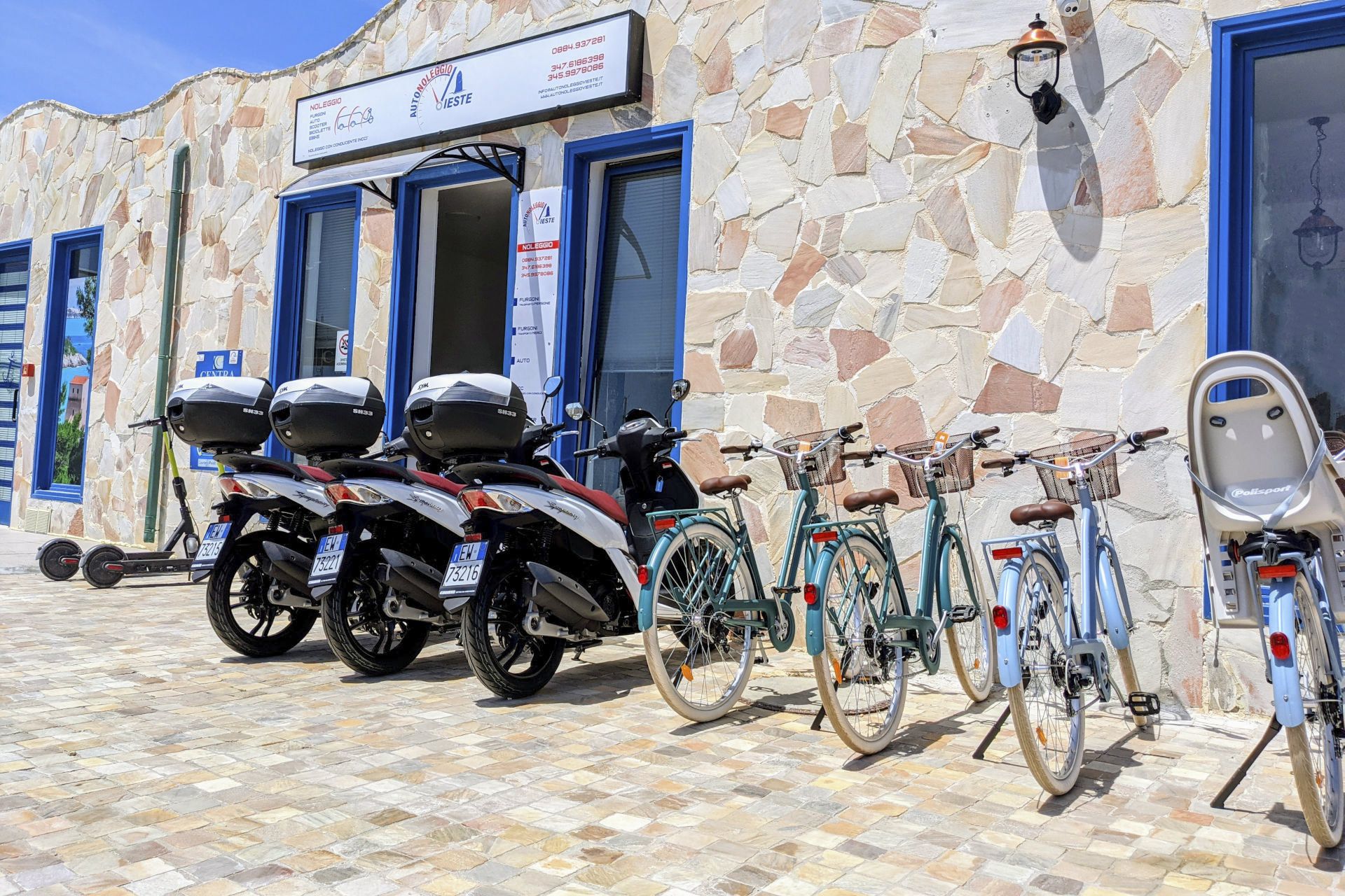 esterno ufficio con scooter e bici a a noleggio Vieste sul Porto di Vieste